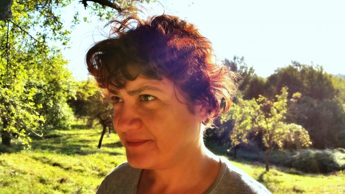 “Aveam un job care îmi permitea să călătoresc oriunde în lume. Aveam tot ceea ce majoritatea oamenilor își doresc, dar simțeam ca viața mea e lipsită de sens. Nu aveam nici un motiv să ma trezesc a doua zi. Așa că am decis sa încep o viața nouă, în armonie cu natura, într-un loc în care să mă simt liberă și fericită” “Aveam un job care îmi permitea să călătoresc oriunde în lume. Aveam tot ceea ce majoritatea oamenilor își doresc, dar simțeam ca viața mea e lipsită de sens. Nu aveam nici un motiv să ma trezesc a doua zi. Așa că am decis sa încep o viața nouă, în armonie cu natura, într-un loc în care să mă simt liberă și fericită”