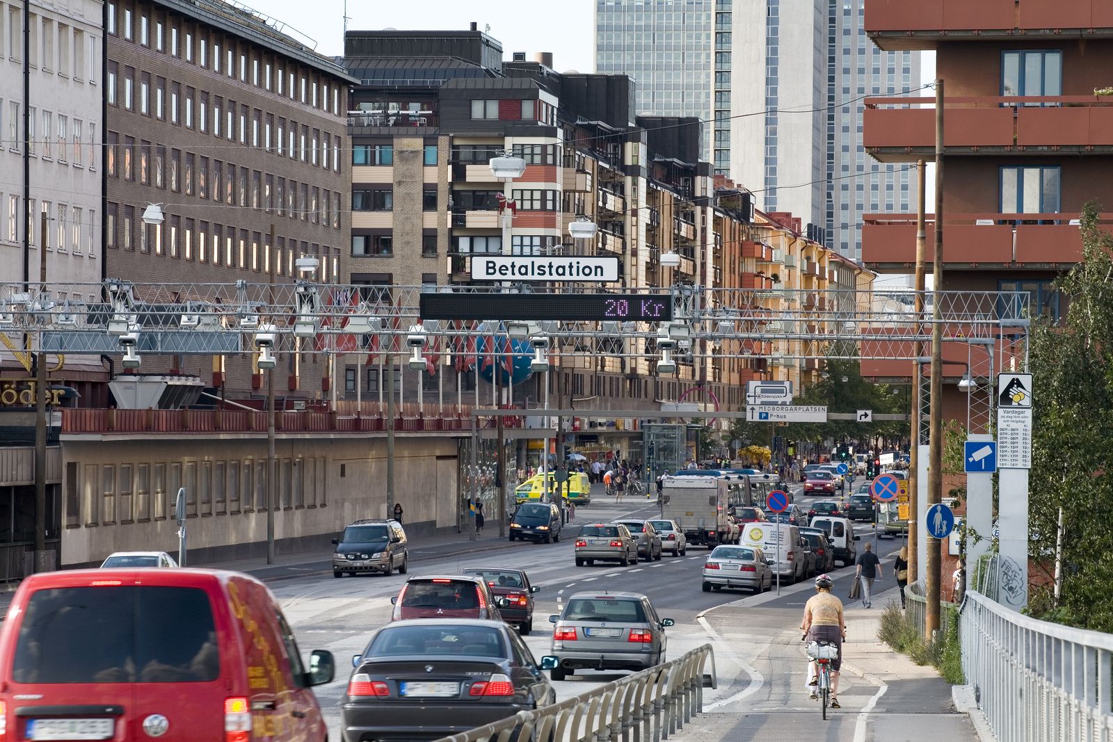Stockholm: panouri cu camere la fiecare intrare în oraș, care scanează numărul de înmatriculare. La finalul lunii primești factura pentru taxă de congestie, prin poștă. Stockholm: panouri cu camere la fiecare intrare în oraș, care scanează numărul de înmatriculare. La finalul lunii primești factura pentru taxă de congestie, prin poștă.
