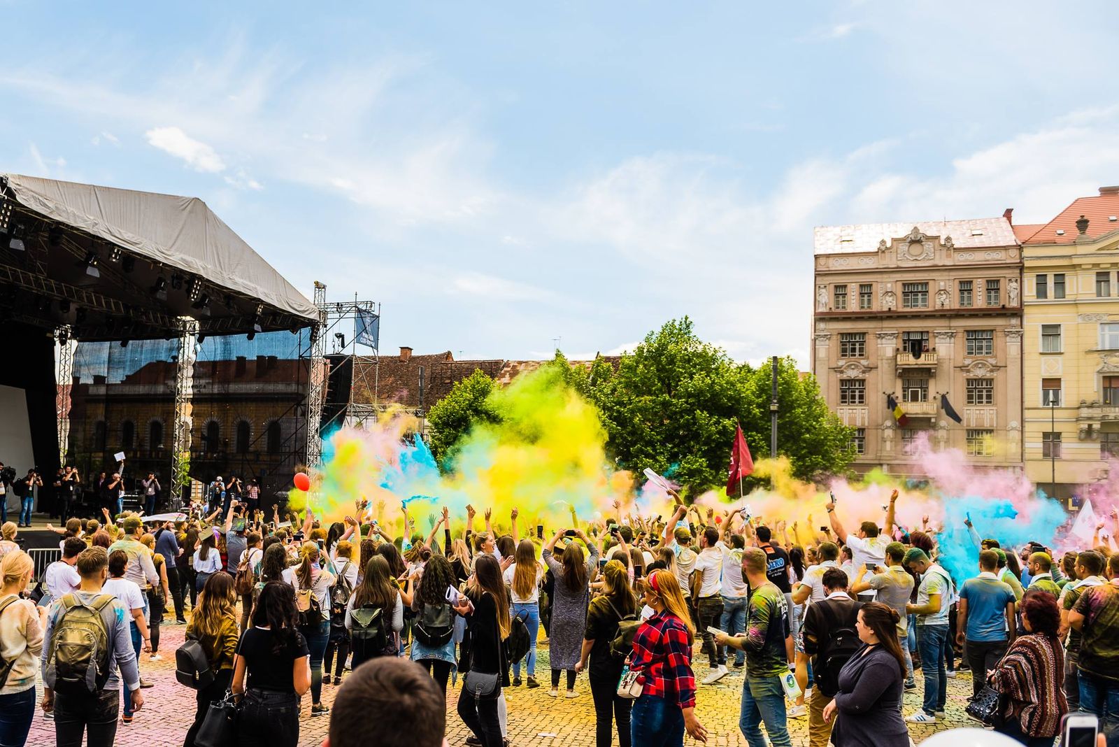 Aproximativ 2.000 de studenți au luat parte la o bătaia cu pudre colorate în Piața Unirii. Aproximativ 2.000 de studenți au luat parte la o bătaia cu pudre colorate în Piața Unirii.